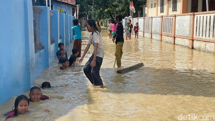 Kondisi banjir di Desa Gunungsari, Kecamatan Waled, Kabupaten Cirebon.