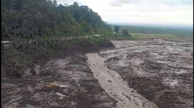 Kondisi Jembatan Gladak Perak usai letusan Gunung Semeru Kondisi Jembatan Gladak Perak usai letusan Gunung Semeru