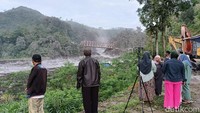 Sejumlah warga terlihat mendatangi lokasi untuk melihat langsung sisa erupsi Semeru.