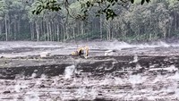 Terlihat alat berat masih terjebak di aliran Sungai Kobokan di Desa Sumber Wuluh, Lumajang.