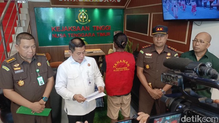Konferensi pers penangkapan DPO kasus persetubuhan anak di kantor Kejati NTT, Kupang, Kamis (20/11/2025). (Foto: Simon Selly/detikBali)