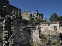 Kota Mati Kayakoy yang Kini Hancur Dimakan Lumut-Pohon