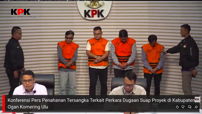 KPK menahan 4 tersangka dalam kasus suap proyek Dinas PUPR OKU. (Tangkapan layar YouTube KPK)