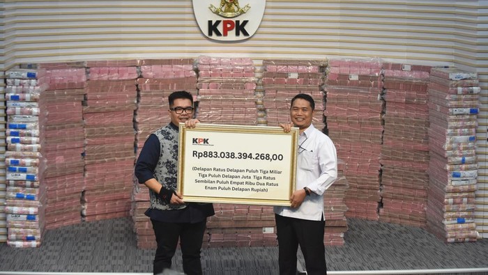 Plt. Deputi Bidang Penindakan dan Eksekusi KPK Asep Guntur Rahayu (kanan) secara simbolis menyerahkan barang rampasan negara kepada Direktur Utama PT TASPEN Rony Hanityo Aprianto (kiri) di Gedung Merah Putih KPK, Jakarta, Kamis (20/11/2025). PT TASPEN (Persero) menerima secara resmi pengembalian kerugian keuangan negara berupa Unit Penyertaan Reksa Dana Insight Tunas Bangsa Balanced Fund 2 (I-Next G2) dengan jumlah unit 996.694.959,5143 senilai Rp883.038.394.268 dari KPK, di mana dana restitusi tersebut merupakan hasil tindak lanjut proses hukum terkait kasus dugaan investasi fiktif sekaligus menjadi langkah penting dalam upaya pemulihan aset negara dan perlindungan dana peserta TASPEN. ANTARA FOTO/Indrianto Eko Suwarso/tom.