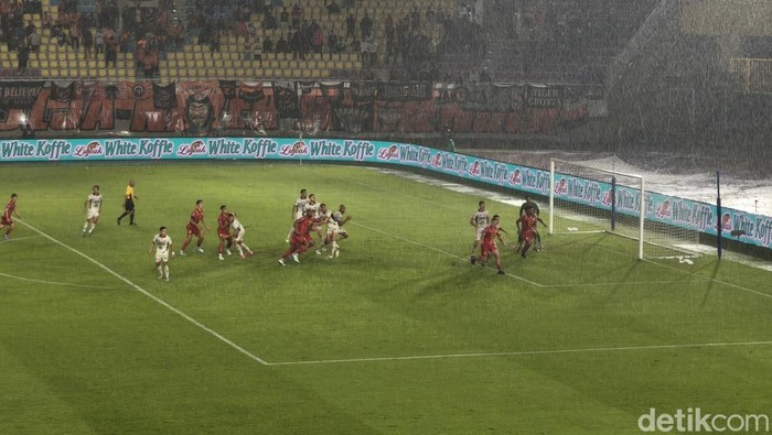 Laga antara Persija Jakarta melawan Persik Kediri pada ke-13 Indonesia Super League 2025/2026, di Stadion Manahan Solo, Kamis (20/11/2025).