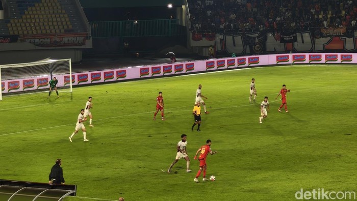Laga Persija Jakarta vs Persik Kediri di Stadion Manahan Solo, Kamis (20/11/2025).