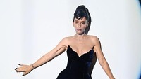 5 Gaya Lily Allen Debut di Runway Fashion dengan Gaya Audrey Hepburn