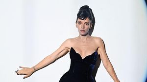 5 Gaya Lily Allen Debut di Runway Fashion dengan Gaya Audrey Hepburn