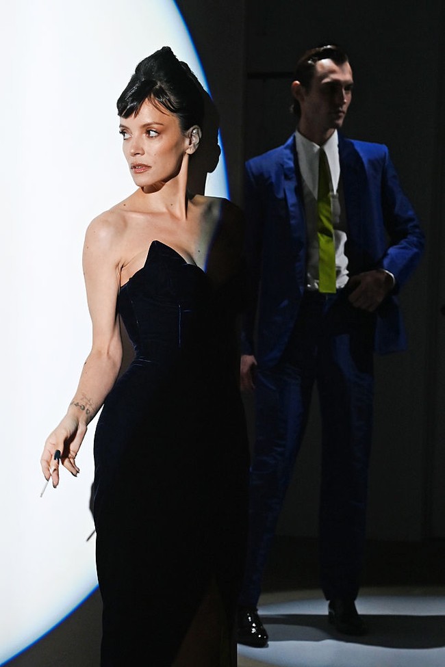 Untuk penampilan perdana di catwalk, wanita 40 tahun ini menghadirkan nuansa klasik yang langsung mengingatkan audiens pada sosok ikonis Holly Golightly, karakter Audrey Hepburn di film ‘Breakfast at Tiffany’s’. Foto: Dave Benett/Getty Images/Dave Benett