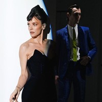 Untuk penampilan perdana di catwalk, wanita 40 tahun ini menghadirkan nuansa klasik yang langsung mengingatkan audiens pada sosok ikonis Holly Golightly, karakter Audrey Hepburn di film ‘Breakfast at Tiffany’s’. Foto: Dave Benett/Getty Images/Dave Benett