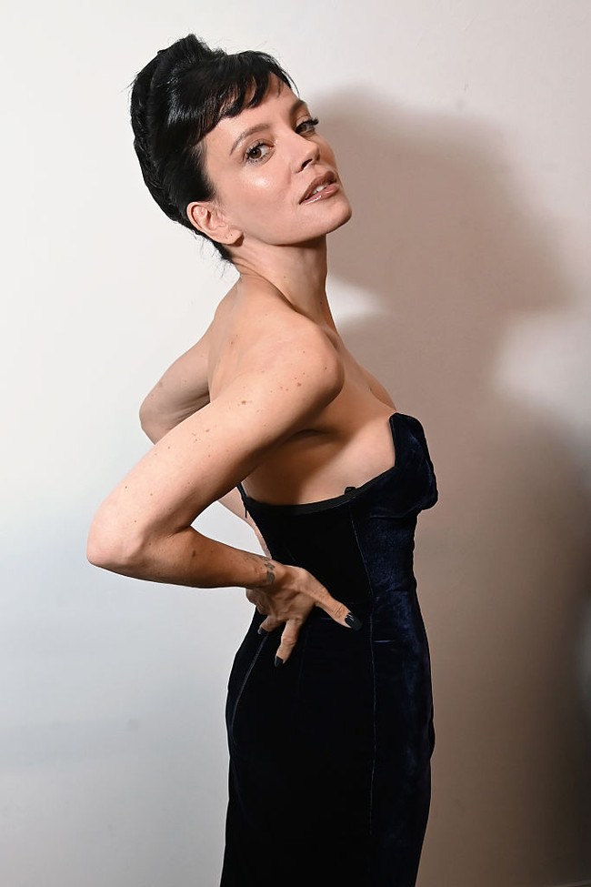 Koleksi khusus yang ia kenakan merupakan hasil kolaborasi antara rumah mode mewah asal London, 16Arlington, dan Antony Price—desainer legendaris yang dikenal merancang busana untuk David Bowie hingga Roxy Music pada era ’70–’80-an. Foto: Dave Benett/Getty Images/Dave Benett