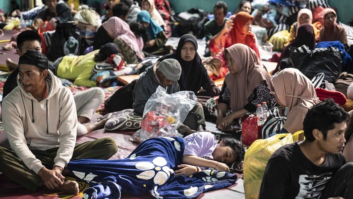 Sejumlah warga Dusun Situkung berada di posko pengungsian bencana tanah longsor di GOR Desa Beji, Kecamatan Pandanarum, Kabupaten Banjarnegara, Jawa Tengah, Kamis (20/11/2025). Berdasarkan data harian posko tanggap bencana tanah longsor tersebut mencatat jumlah pengungsi bencana tanah longsor tersebut mencapai 934 jiwa yang tersebar di beberapa titik posko pengungsian yang meliputi GOR Beji, Gedung Haji Desa Pringamba, Kantor Kecamatan Pandanarum, dan rumah keluarga terdekat. ANTARA FOTO/Aprillio Akbar/nz