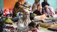 Pengungsi tersebar di beberapa titik, termasuk GOR Beji, Gedung Haji Desa Pringamba, Kantor Kecamatan Pandanarum, dan rumah keluarga terdekat. ANTARA FOTO/Aprillio Akbar