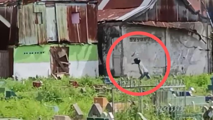 Sebanyak 13 rumah terbakar imbas tawuran di Kecamatan Tallo, Makassar, Sulawesi Selatan (Sulsel) pada Selasa (18/11) siang.