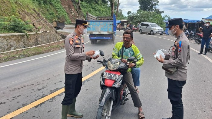 Masker dibagikan usai hujan abu vulkanik di Lumajang