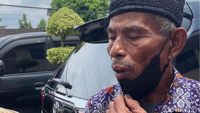 Korban kasus mafia tanah dengan korban Tupon Hadi Suwarno atau Mbah Tupon saat di Pengadilan Negeri (PN) Bantul, Kamis (20/11/2025).