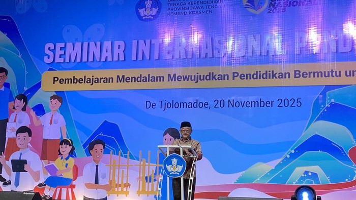 Mendikdasmen dalam acara Seminar Internasional Pendidikan yang digelar di De Tjolomadoe, Kabupaten Karanganyar, Jawa Tengah, Kamis (20/11/2025).