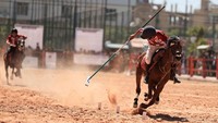 Atlet Yaman berlatih teknik tent-pegging, olahraga kavaleri kuno yang menuntut kecepatan, ketepatan, dan keberanian dalam mengambil target kecil di tanah. Foto: REUTERS/Khaled Abdullah