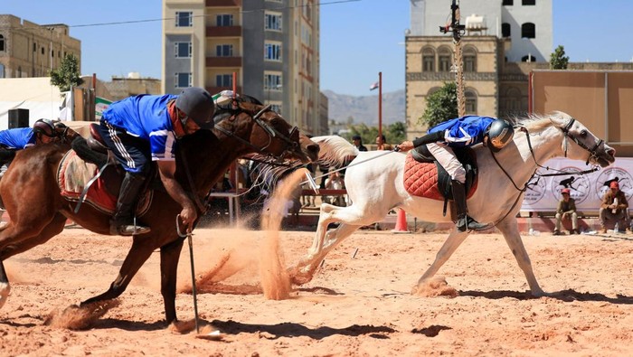 Riders participate in a tent pegging competition, as a funding crisis threatens Yemeni horse riders' dreams before regional World Cup qualifying competitions, in Sanaa, Yemen November 15, 2025. REUTERS/Khaled Abdullah