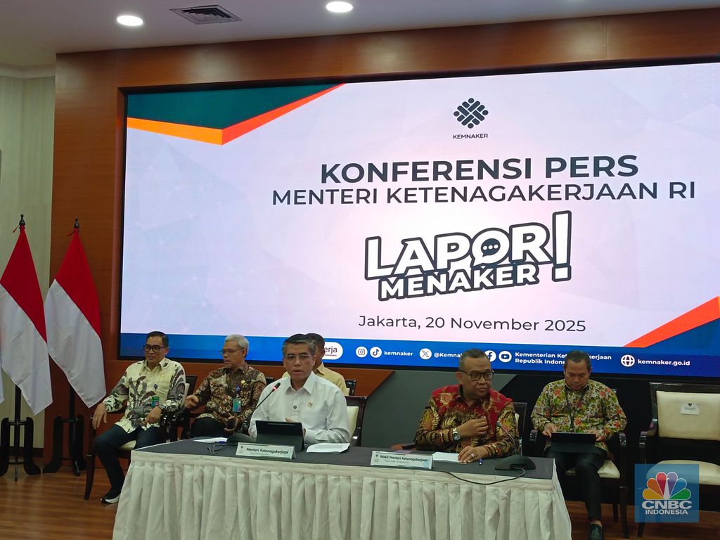Menteri Ketenagakerjaan (Menaker) Yassierli saat konferensi pers di kantornya, Jakarta, Kamis (20/11/2025). (CNBC Indonesia/Martyasari Rizky)