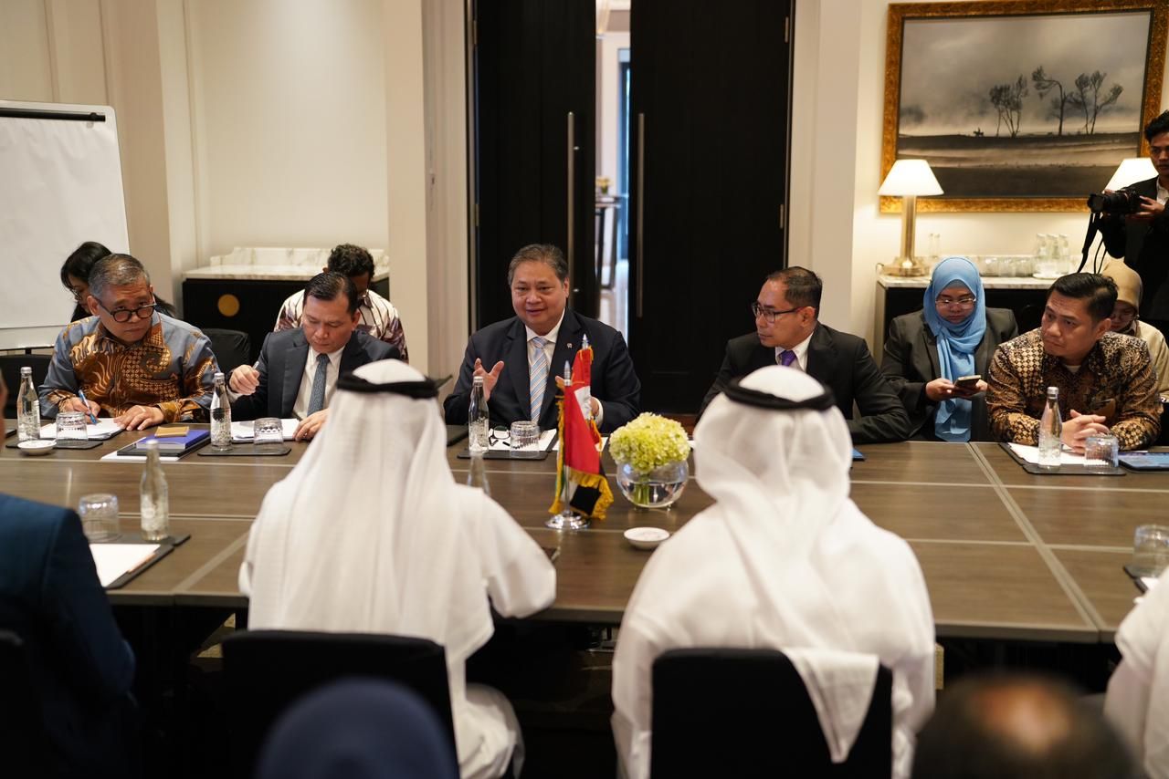 Menteri Koordinator Bidang Perekonomian Airlangga Hartarto melakukan pertemuan bilateral dengan Menteri Energi dan Infrastruktur Uni Emirat Arab Suhail Mohamed Al Mazrouei di Jakarta, Kamis (20/11/2025). (Dok. Kemenko Perekonomian)