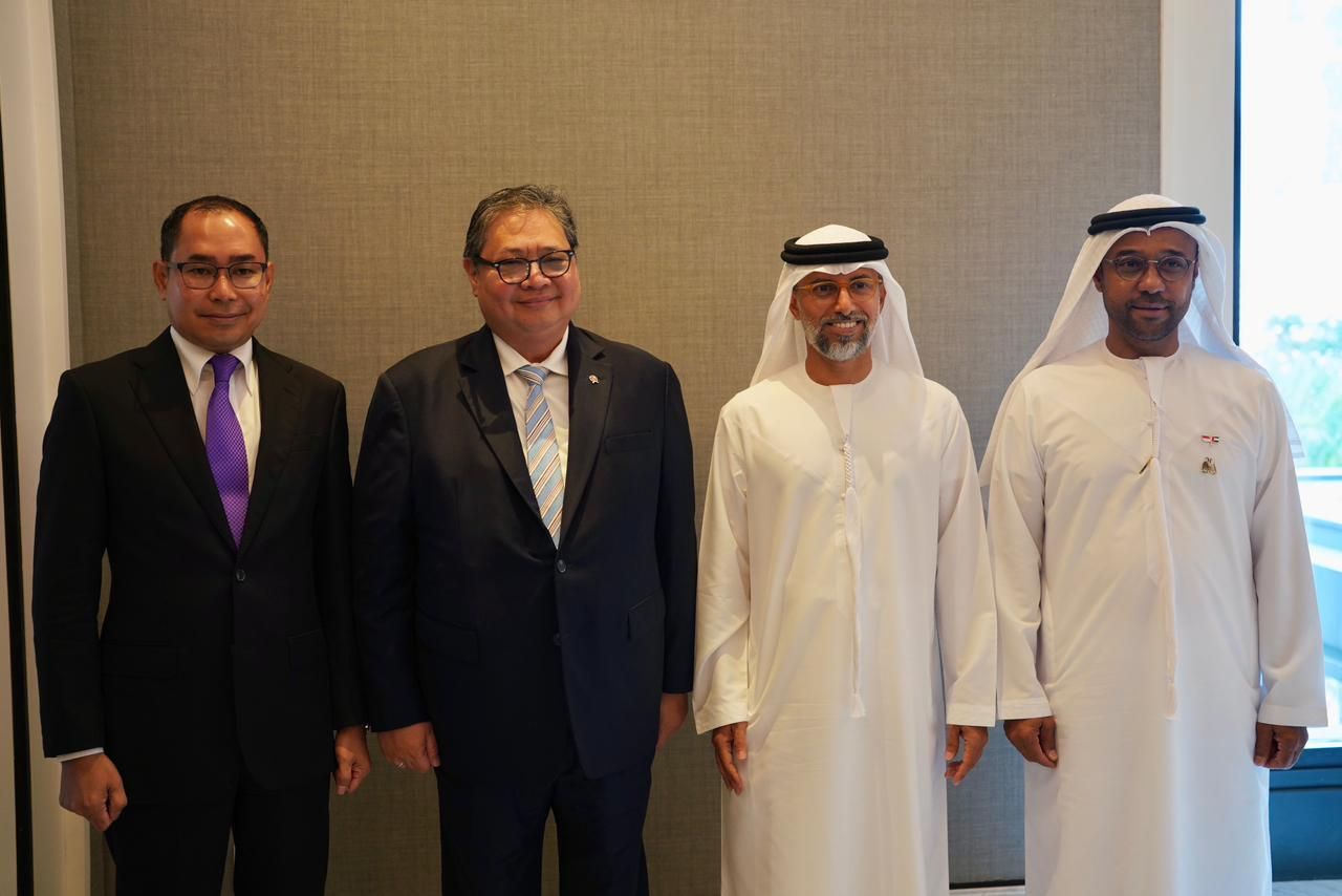Menteri Koordinator Bidang Perekonomian Airlangga Hartarto melakukan pertemuan bilateral dengan Menteri Energi dan Infrastruktur Uni Emirat Arab Suhail Mohamed Al Mazrouei di Jakarta, Kamis (20/11/2025). (Dok. Kemenko Perekonomian)