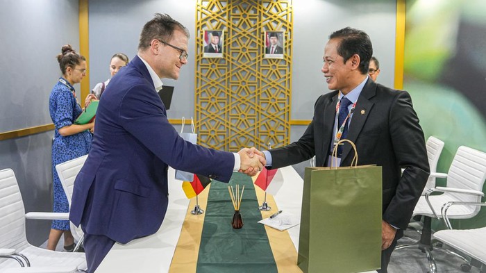 Menteri Lingkungan Hidup/Kepala BPLH Hanif Faisol Nurofiq saat bertemu Menteri Federal untuk Lingkungan Hidup, Aksi Iklim, Konservasi Alam, dan Keselamatan Nuklir Jerman, Carsten Scheneider,(Dok Kementeri LH).