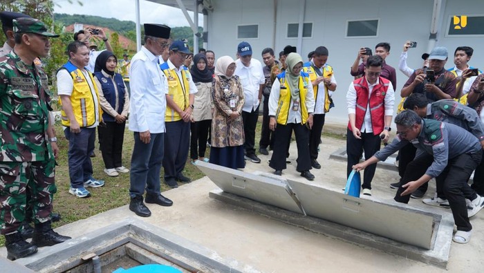 Menteri Pekerjaan Umum (PU) Dody Hanggodo saat mengecek prototipe dapur MBG standar hotel bintang 5 di Kebumen, Kamis (20/11/2025).