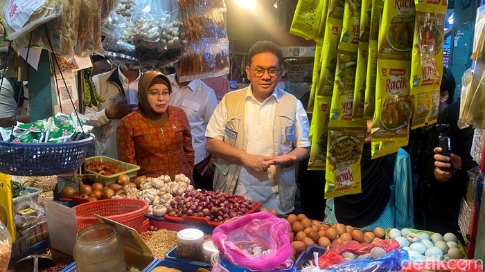 Menteri Perdagangan Budi Santoso tinjau harga pangan di Pasar Cihapit, Kamis (20/11/2025).