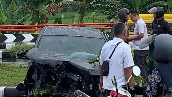 Mobil avanza hitam menabrak pohon hingga terguling di Jalan Bypass Lombok Barat, NTB, sekitar pukul 09.00 Wita, Kamis (20/11/2025).