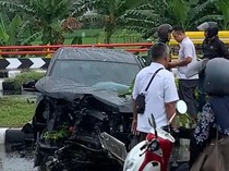 Hindari Anjing, Mobil Tabrak Pohon hingga Terguling di Bypass Lombok Barat