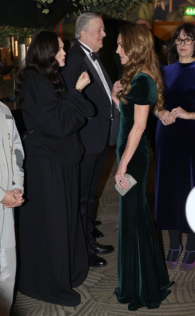 Momen Kate Middleton dan Jessie J Pelukan LONDON, ENGLAND - NOVEMBER 19: Catherine, Princess of Wales speaks with Jessie J as she meets a number of performers and representatives at the Royal Variety Performance at the Royal Albert Hall on November 19, 2025 in London, England. (Photo by Jonathan Buckmaster-WPA Pool/Getty Images)