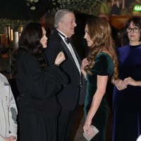Kate Middleton memperlihatkan sisi humanisnya saat memeluk penyanyi Jessie J dalam sebuah momen emosional. Keduanya bertemu di Royal Variety Show yang digelar di London, Inggris, baru-baru ini. (Foto: Jonathan Buckmaster-WPA Pool/Getty Images)