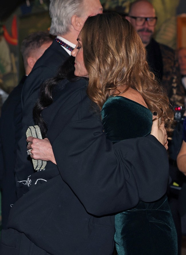 Kontak fisik semacam ini bukan hal yang biasa dan disebut melanggar protol kerajaan. Namun, momen ini menegaskan kedekatan keduanya yang sama-sama tengah berjuang melawan kanker. (Foto: Jonathan Buckmaster/Pool via REUTERS)