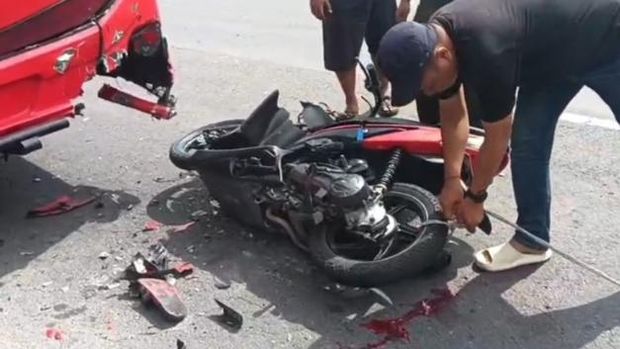 Motor nyungsep di bawah bus  di jalan Jogja-Solo Delanggu, Klaten.