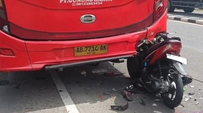 Motor nyungsep di bawah bus  di jalan Jogja-Solo Delanggu, Klaten.