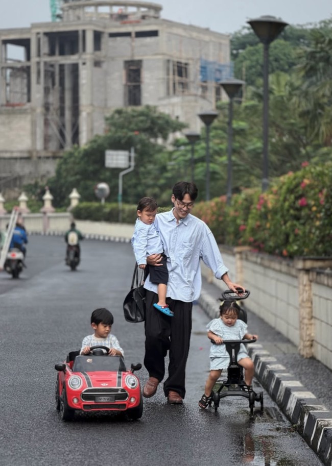 Di tengah kasus perceraiannya dengan Jule, ketiga anaknya saat ini diurus oleh Daehoon. Melalui akun Instagram pribadi, Daehoon kerap membagikan momen-momen dirinya saat momong ketiga anaknya yang masih kecil. Foto: Instagram/@daehoon_na