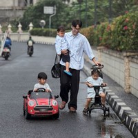Di tengah kasus perceraiannya dengan Jule, ketiga anaknya saat ini diurus oleh Daehoon. Melalui akun Instagram pribadi, Daehoon kerap membagikan momen-momen dirinya saat momong ketiga anaknya yang masih kecil. Foto: Instagram/@daehoon_na