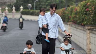 7 Gaya Bapakable Na Daehoon Momong 3 Anak di Tengah Proses Cerai, Dipuji
