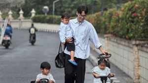 7 Gaya Bapakable Na Daehoon Momong 3 Anak di Tengah Proses Cerai, Dipuji