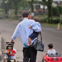 Banyak netizen yang memuji gaya bapakable Daehoon. Dalam foto terlihat ia bisa menggendong putranya sambil memegang tas, sementara tangan lainnya mendorong sepeda putri kecilnya. Foto: Instagram/@daehoon_na