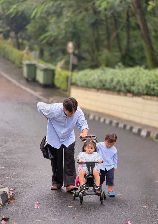 Daehoon juga tampak begitu sabar menjaga dan merawat anak-anaknya. Tak heran jika banyak yang mengidolakan Daehoon. Foto: Instagram/@daehoon_na