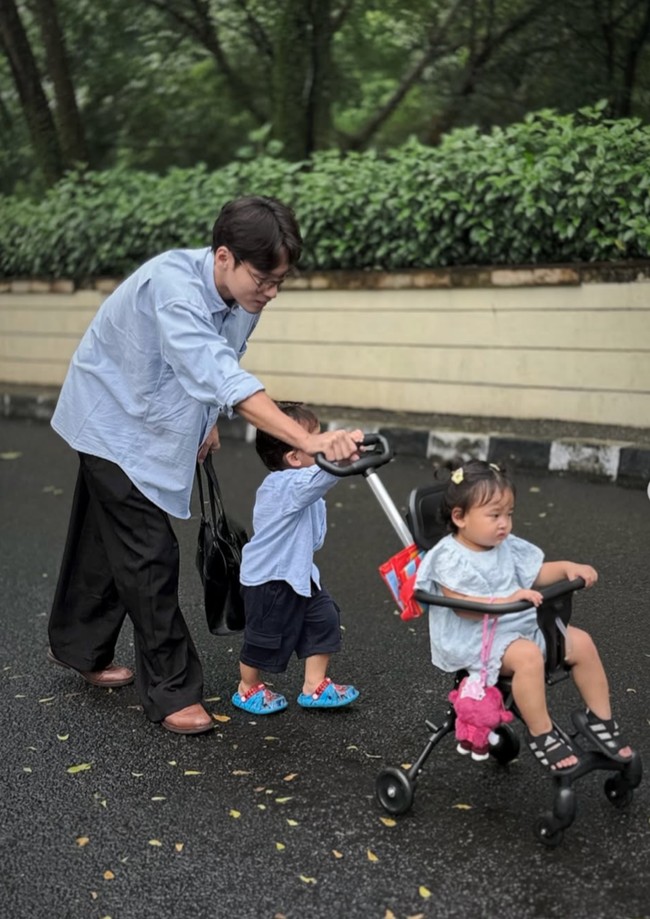Netizen menyebut Daehoon sebagai sosok ayah yang hebat. Ayah terhebat, tulis salah satu komentar. Best papa ever, tambah netizen lain. Foto: Instagram/@daehoon_na