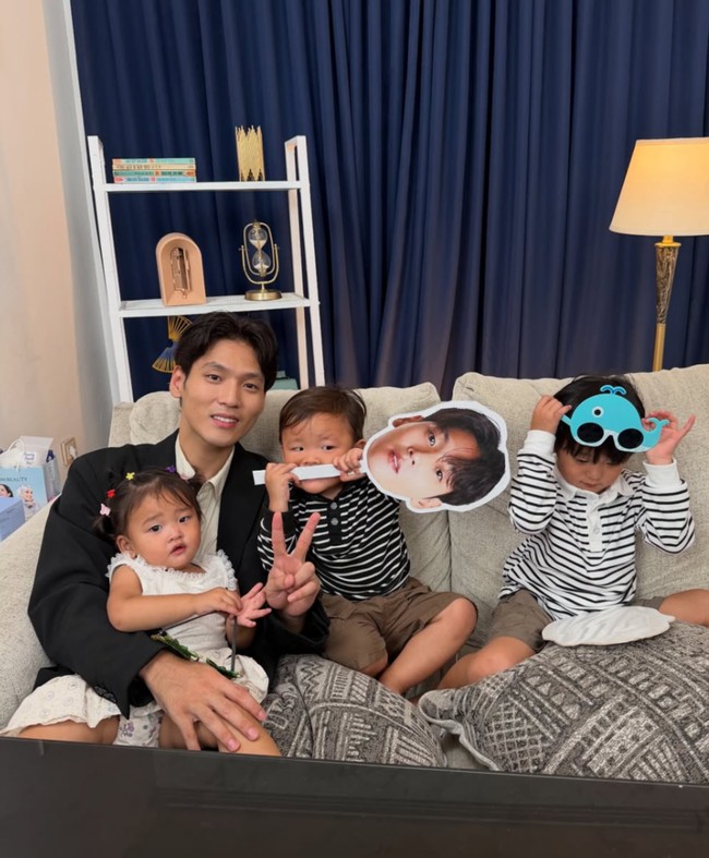 Tak mau meninggalkan anak-anaknya, Daehoon juga selalu mengajak ketiga anaknya saat beraktivitas dan bekerja. Ketiga anak Daehoon diketahui masing-masing berusia 3 tahun, 2 tahun, dan 1 tahun. Foto: Instagram/@daehoon_na