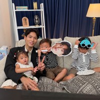 Tak mau meninggalkan anak-anaknya, Daehoon juga selalu mengajak ketiga anaknya saat beraktivitas dan bekerja. Ketiga anak Daehoon diketahui masing-masing berusia 3 tahun, 2 tahun, dan 1 tahun. Foto: Instagram/@daehoon_na