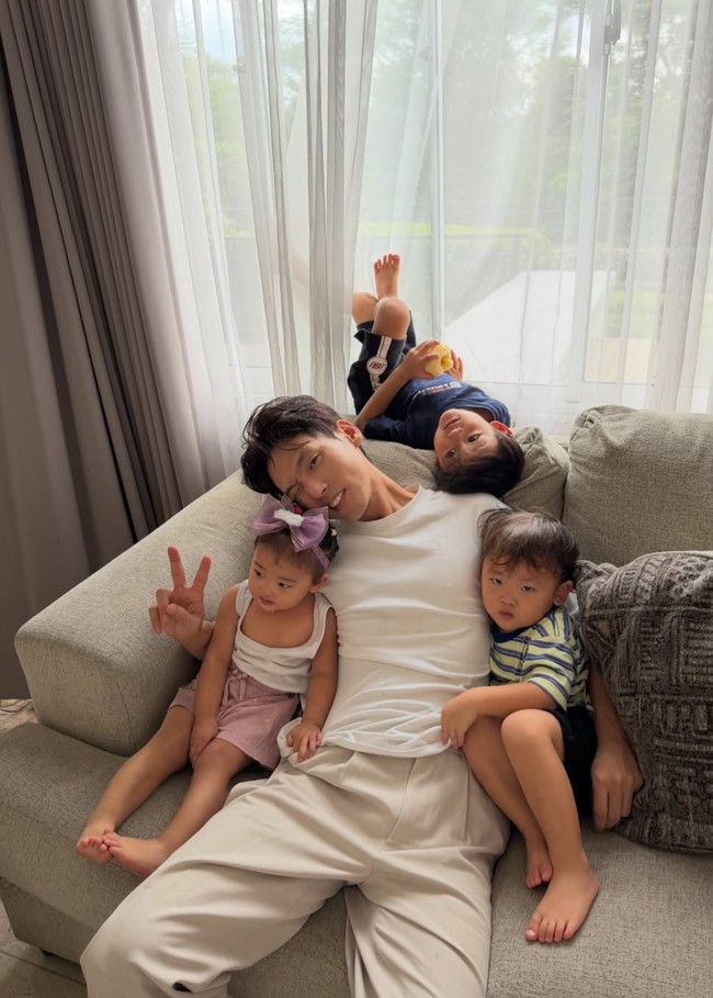 Junho, Eunho, dan Jena, ketiga anak Daehoon, juga tampak sangat nempel dengan sang ayah. Meski tanpa kehadiran ibunya, ketiga anak Daehoon tetap terlihat ceria dan tidak rewel. Foto: Instagram/@daehoon_na