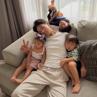 Junho, Eunho, dan Jena, ketiga anak Daehoon, juga tampak sangat nempel dengan sang ayah. Meski tanpa kehadiran ibunya, ketiga anak Daehoon tetap terlihat ceria dan tidak rewel. Foto: Instagram/@daehoon_na