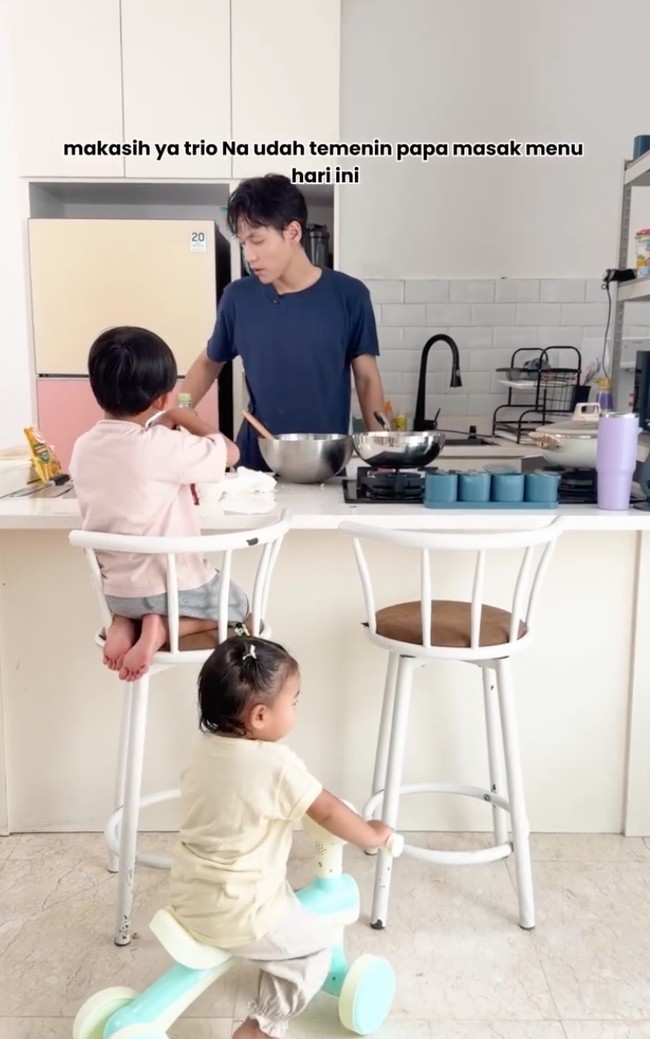 Jadi ayah yang totalitas, Daehoon juga memasak makanan sendiri untuk anak-anaknya. Setelah memasak, Daehoon juga yang menyuapi anak-anaknya. Foto: Instagram/@daehoon_na