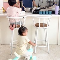 Jadi ayah yang totalitas, Daehoon juga memasak makanan sendiri untuk anak-anaknya. Setelah memasak, Daehoon juga yang menyuapi anak-anaknya. Foto: Instagram/@daehoon_na