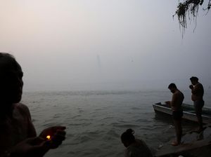 New Delhi Diselimuti Polusi, Warga Menyusuri Sungai Yamuna yang Berkabut